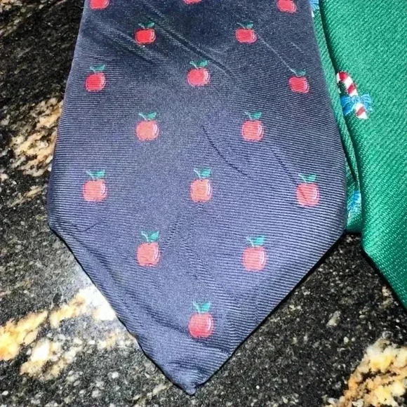 Lot of 3 Assorted Men’s Ties! One Silk, One from the 80s, & one for Christmas! - Picture 6 of 12